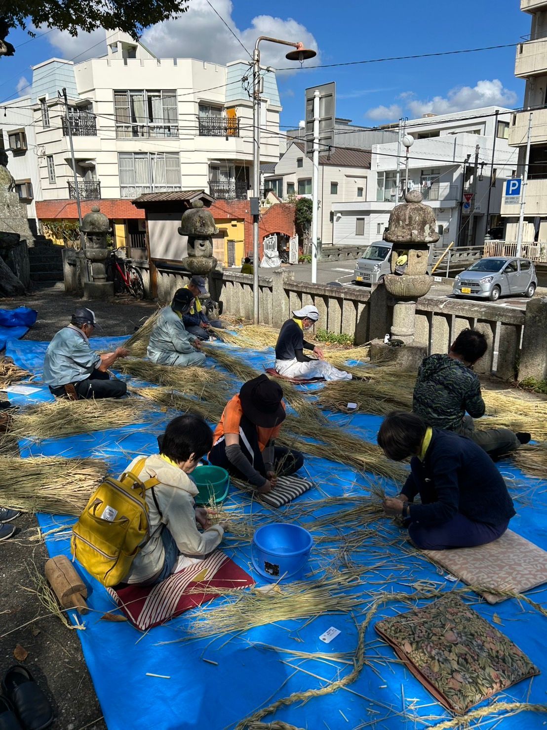 できあがった縄を引き出しているところ