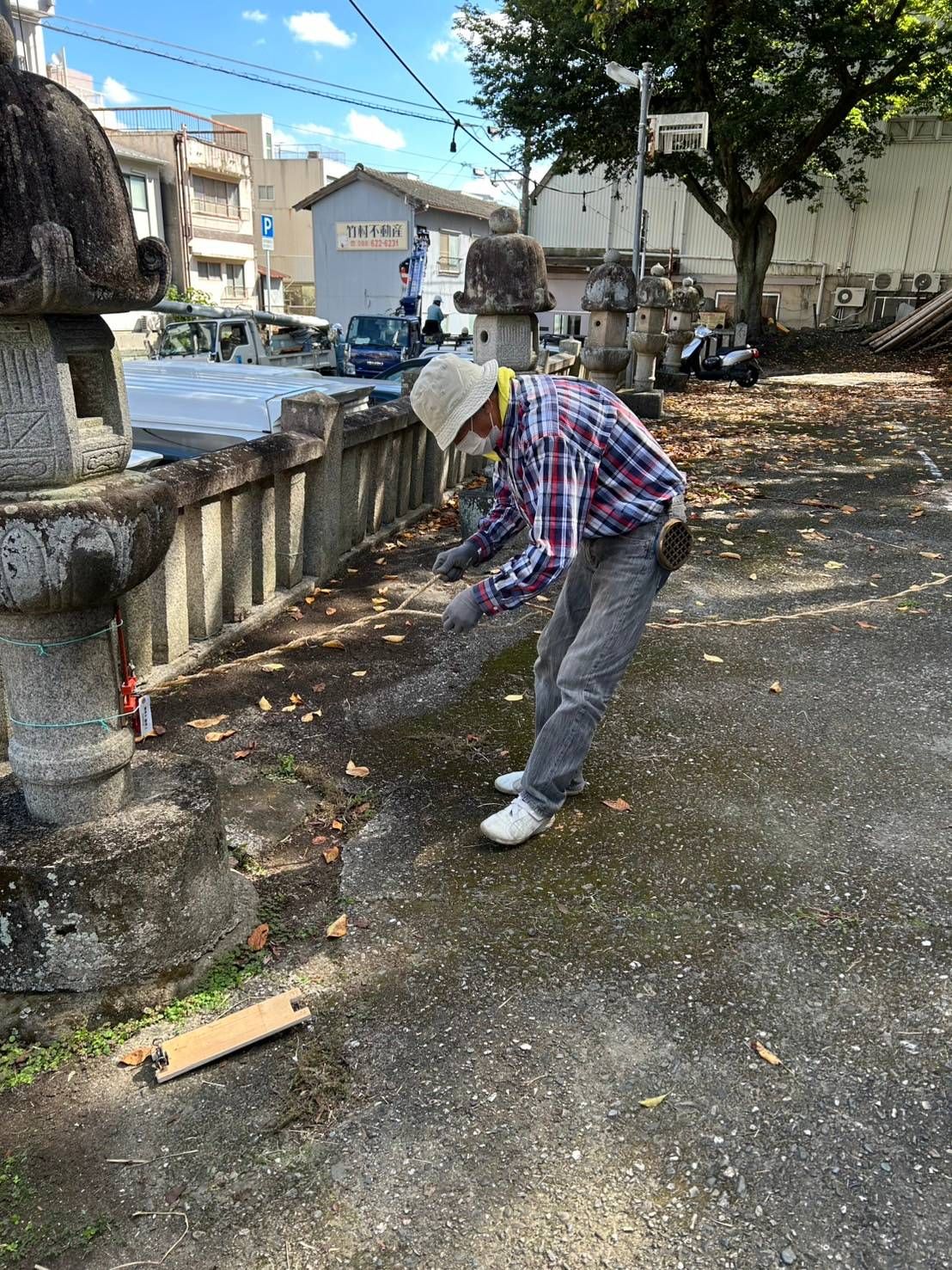 長さを合わせて張り、形を整えます